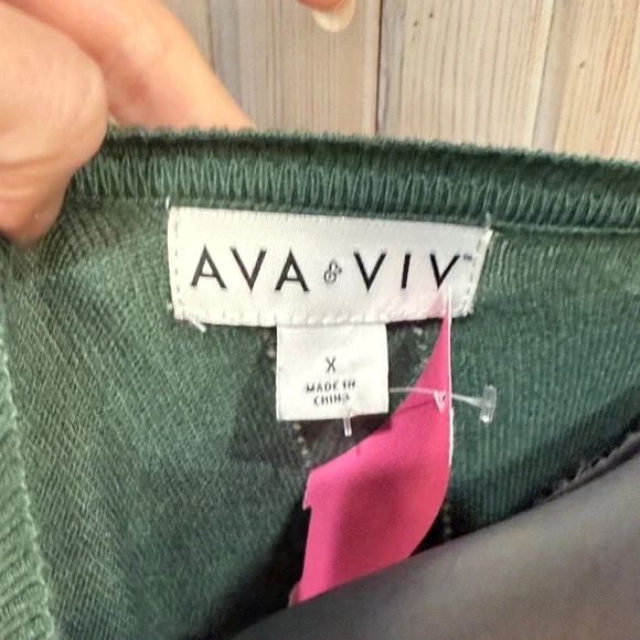 Ava & Viv Green V-Neck Sweater - Picture 5 of 6